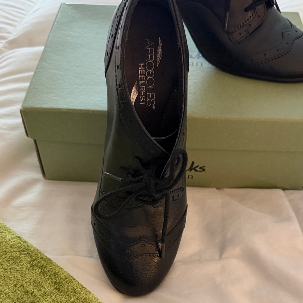 AEROSOLES Black Lace-Up Wingtip Oxfords with Brogue Detail Size 5.5